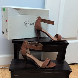 Style & Co. Paycee Caramel Glossy Sandals Toe/Ankle Wide Strap Zip Back Size 7W
